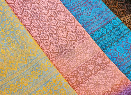 Téléchargez les photos : Tissu Batik avec de beaux motifs colorés C'est un artisanat de la population locale en Thaïlande. - en image libre de droit