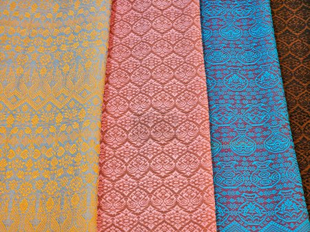 Téléchargez les photos : Tissu Batik avec de beaux motifs colorés C'est un artisanat de la population locale en Thaïlande. - en image libre de droit