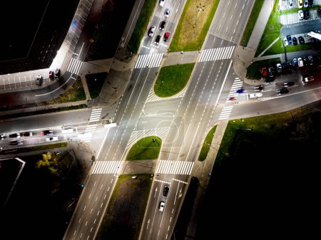 Téléchargez les photos : Transport de nuit au rond-point route de rue, Ville et technologie de connexion, arrière-plan abstrait futuriste pour la technologie financière et l'innovation des entreprises - en image libre de droit