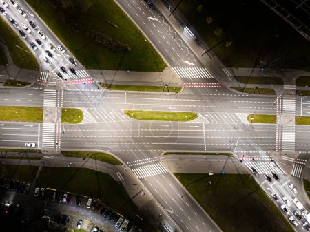 Téléchargez les photos : Transport de nuit au rond-point route de rue, Ville et technologie de connexion, arrière-plan abstrait futuriste pour la technologie financière et l'innovation des entreprises - en image libre de droit