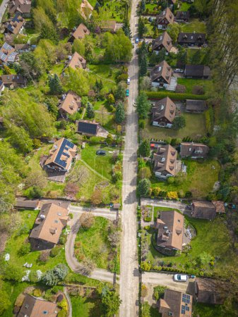 Téléchargez les photos : Photo Aérienne du village de Maisons Résidentiel Drone Au-dessus De La Vue Été Blue Sky Estate Agent - en image libre de droit