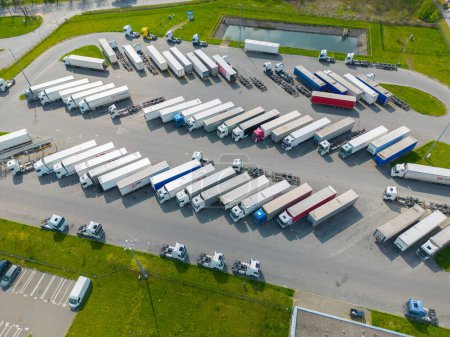 Téléchargez les photos : Modern European logistics warehouse for worldwide delivery of goods, warehouse, aerial view - en image libre de droit