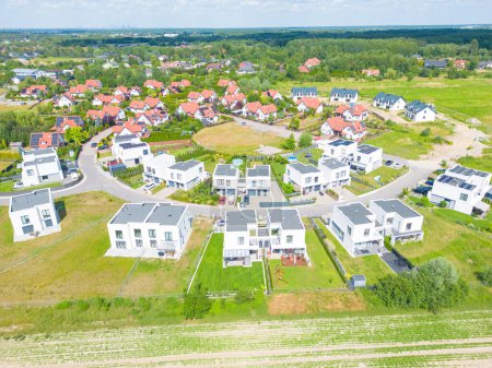 Téléchargez les photos : Photo Aérienne du village de Maisons Résidentiel Drone Au-dessus De La Vue Été Blue Sky Estate Agent - en image libre de droit
