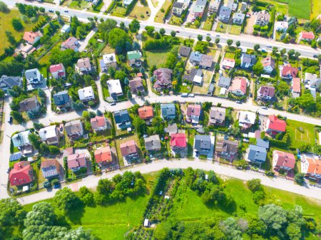 Foto de Vista aérea de casas residenciales en primavera. barrio, suburbio. Bienes raíces, disparos de drones, puesta de sol, la luz del sol, desde arriba. - Imagen libre de derechos