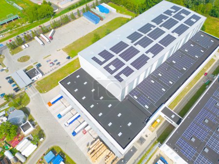 Luftaufnahme des Distributionszentrums, Drohnenaufnahme der industriellen Logistikzone, neues supermodernes Logistikzentrum voller moderner Technologie und Robotik, Solarkraftwerk auf dem Dach zur Erzeugung grüner Energie