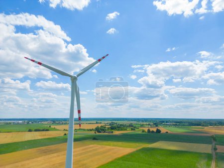 Foto de Vista aérea de la poderosa granja de aerogeneradores para la producción de energía en el hermoso cielo nublado en las tierras altas. Turbinas eólicas generadoras de energía renovable limpia para el desarrollo sostenible. - Imagen libre de derechos