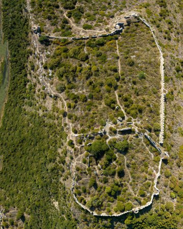 Téléchargez les photos : Image aérienne du haut vers le bas du plan du vieux fort Navarino une ruine du château vénitien près de Pylos Grèce - en image libre de droit
