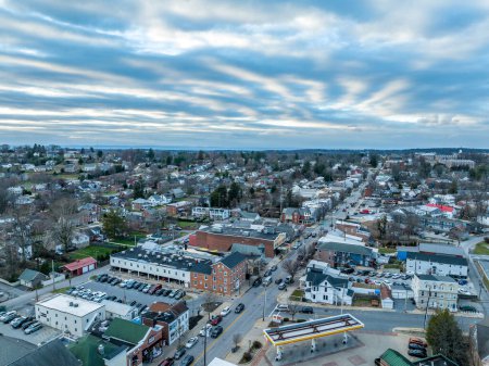 Téléchargez les photos : Vue aérienne du centre-ville de Westminster siège du comté de Carroll dans le Maryland avec McDaniel collège - en image libre de droit