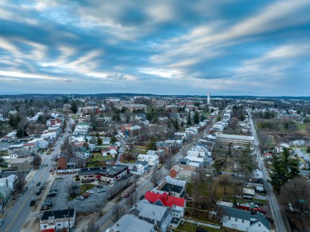 Téléchargez les photos : Vue aérienne du centre-ville de Westminster siège du comté de Carroll dans le Maryland avec McDaniel collège - en image libre de droit