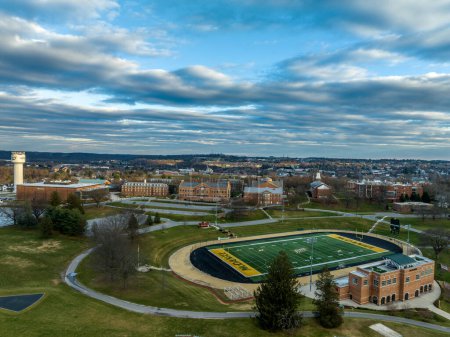 Téléchargez les photos : McDaniel College anciennement Western Maryland College établissement d'enseignement supérieur privé à Westminster Maryland avec ciel nuageux coucher de soleil - en image libre de droit