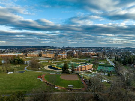 Téléchargez les photos : McDaniel College anciennement Western Maryland College établissement d'enseignement supérieur privé à Westminster Maryland avec ciel nuageux coucher de soleil - en image libre de droit