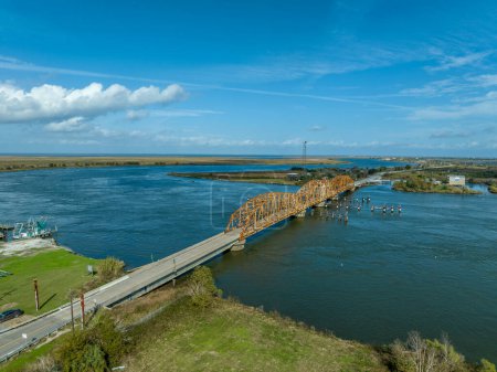 Cambiar de puente permitiendo que los barcos pasen cerca de Fort Macomb en Louisiana
