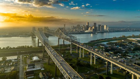 Foto de Aerial sunset view of the Crescent City Connector bridge over the Mississippi river in New Orleans Louisiana with colorful sunset sky - Imagen libre de derechos