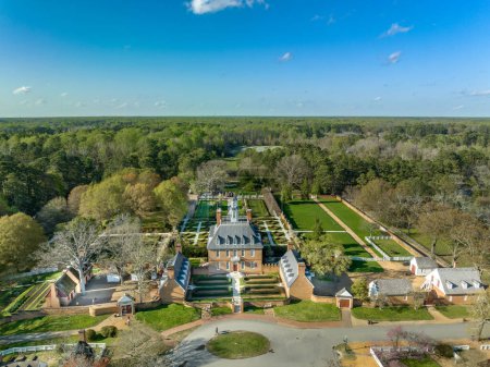 Vista aérea del Palacio del Gobernador en Williamsburg, Virginia, residencia oficial de los gobernadores reales de la Colonia de Virginia con jardines que caen fachada de ladrillo