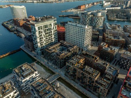 Téléchargez les photos : Immeuble design scandinave moderne dans le quartier Nordhavn à Copenhague vue aérienne - en image libre de droit