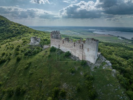 Téléchargez les photos : Vue aérienne du château de Devicky Dv Hrady en Bohême du Sud au-dessus des vignobles de Pavlov avec des murs de périmètre bien préservés - en image libre de droit