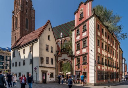 Téléchargez les photos : Célèbre monument de Wroclaw maisons conjointes du 15ème siècle, surnommé "Hansel & Gretel" parce qu'ils semblent se tenir la main. - en image libre de droit
