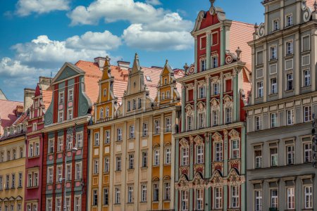 Téléchargez les photos : Mairie gothique avec murs de briques rouges sur la place médiévale de Wroclaq Breslau - en image libre de droit