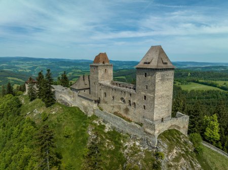 Téléchargez les photos : Vue aérienne du château de Kasperk Hrad ou Karlsberg en Tchéquie. La partie centrale du château se compose de deux tours résidentielles et d'un palais oblong qui a été construit entre eux - en image libre de droit