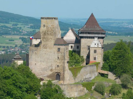 Téléchargez les photos : Vue aérienne du château Lipnice nad Szavou en Tchéquie construit dans le style gothique tardif et Renaissance, le donjon rectangulaire de la tour Samson sert de pont d'observation - en image libre de droit