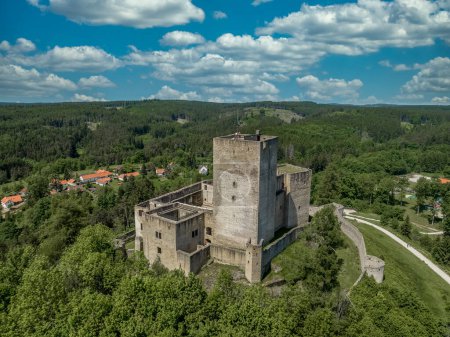 Luftaufnahme der Burg Landstejn mit rechteckigem Bergfried und konzentrischen Mauern, halbrunden Bastionen in der Tschechischen Republik