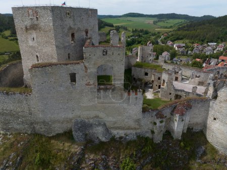 Téléchargez les photos : Vue aérienne du château de Rabi, la plus grande ruine médiévale de la forteresse en République tchèque avec des murs concentriques et des tours rondes - en image libre de droit