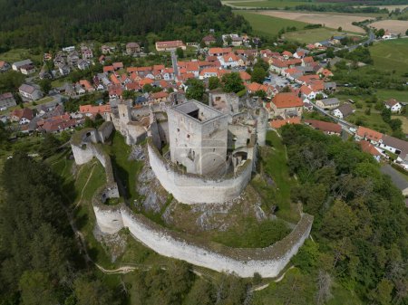Téléchargez les photos : Vue aérienne du château de Rabi, la plus grande ruine médiévale de la forteresse en République tchèque avec des murs concentriques et des tours rondes - en image libre de droit