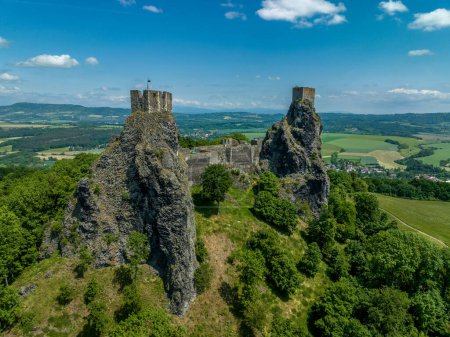 Foto de Vista aérea de la fortaleza medieval de dos torres Castillo del estado de Trosky en el paraíso checo - Imagen libre de derechos