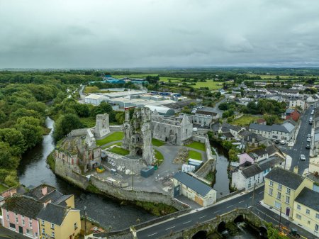 Foto de Vista aérea del castillo de Desmond en Askeaton Irlanda en el condado de Limerick en el río Deel, con sala de banquetes góticos, el mejor edificio secular medieval y restos de exquisita chimenea medieval - Imagen libre de derechos