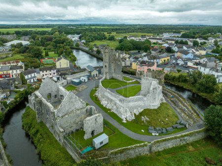 Foto de Vista aérea del castillo de Desmond en Askeaton Irlanda en el condado de Limerick en el río Deel, con sala de banquetes góticos, el mejor edificio secular medieval y restos de exquisita chimenea medieval - Imagen libre de derechos