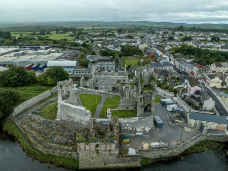 Téléchargez les photos : Vue aérienne du château Desmond à Askeaton Irlande dans le comté de Limerick sur la rivière Deel, avec salle de banquet gothique, plus beau bâtiment séculaire médiéval et vestiges d'une cheminée médiévale exquise - en image libre de droit