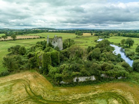 Foto de Vista aérea del castillo de Lea arruinado castillo medieval de la familia FitzGerald con donjon de 4 pisos y casa de la puerta cerca de Portarlington, Condado de Laois - Imagen libre de derechos