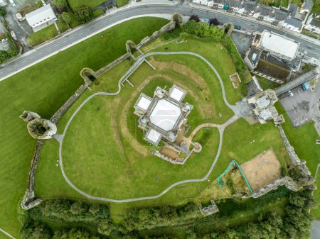Foto de Vista aérea de planta baja del castillo de Trim, el castillo más monumental de Anglo Norman en Irlanda con torre cuadrada, semi-circular proyectada desde el muro cortina - Imagen libre de derechos