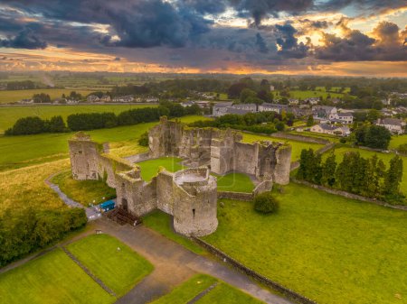 Foto de Vista aérea del castillo Roscommon en Irlanda, fortaleza anglo normanda con forma cuadrangular con grandes torres redondas en las esquinas con el cielo colorido dramático del atardecer - Imagen libre de derechos