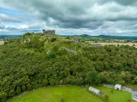 Foto de Vista aérea de Dunamase legendaria ruina del castillo de la colina irlandesa con cielo azul nublado - Imagen libre de derechos