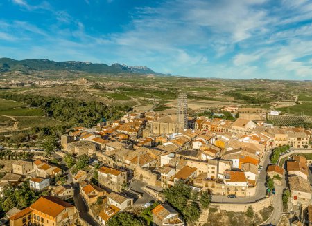 Téléchargez les photos : Vue panoramique aérienne de Briones, village médiéval au sommet d'une colline avec église gothique et château en ruine au-dessus de l'Èbre en Rioja Espagne - en image libre de droit