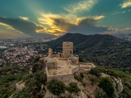 Téléchargez les photos : Vue aérienne du coucher du soleil sur les vestiges d'un petit château burriaque du XIe siècle, chapelle sur une colline, avec une randonnée modeste et des vues spectaculaires - en image libre de droit