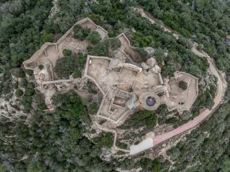 Foto de Vista aérea al atardecer de los restos de un pequeño castillo burriaco del siglo XI, capilla en una colina, con una caminata modesta y vistas espectaculares - Imagen libre de derechos