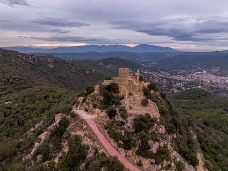Foto de Vista aérea al atardecer de los restos de un pequeño castillo burriaco del siglo XI, capilla en una colina, con una caminata modesta y vistas espectaculares - Imagen libre de derechos