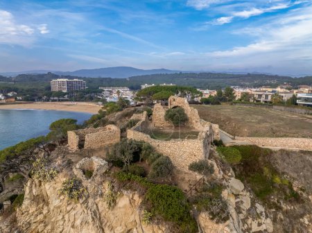 Téléchargez les photos : Castell de Sant Esteve de Mar est un château en ruine perché au sommet d'une falaise dans la ville de Palams, à Baix Empord - en image libre de droit