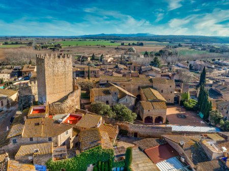 Luftaufnahme von Peratallada, einer historischen künstlerischen kleinen befestigten mittelalterlichen Stadt in Katalonien, Spanien nahe der Costa Brava. Steinhäuser durchzogen steinerne Straßen und Durchgänge. Drehort für Robin Hood