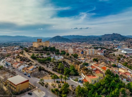 Téléchargez les photos : Vue aérienne de Petrer, ville médiévale et château perché avec tour restaurée et remparts près d'Elda Espagne - en image libre de droit