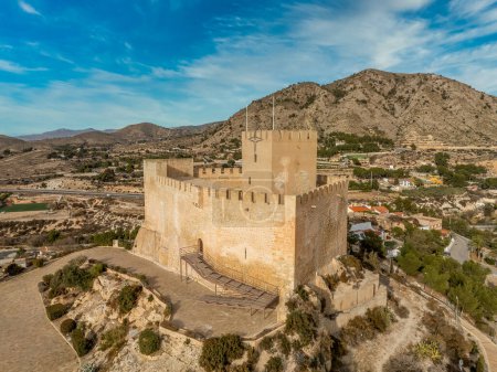 Téléchargez les photos : Vue aérienne de Petrer, ville médiévale et château perché avec tour restaurée et remparts près d'Elda Espagne - en image libre de droit