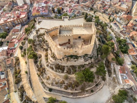 Luftaufnahme von Petrer, mittelalterliche Stadt und Burg mit restauriertem Turm und Zinnen in der Nähe von Elda