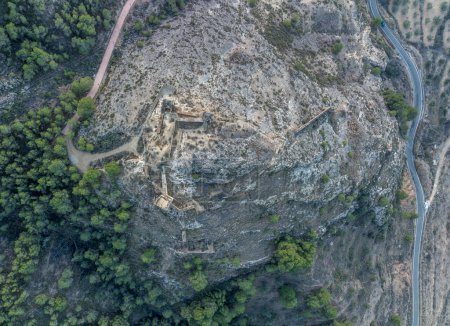 Téléchargez les photos : Vue aérienne de la ville de Pliego et du château médiéval dans le sud de l'Espagne, murs en ruines faits de terre battue d'origine arabe - en image libre de droit