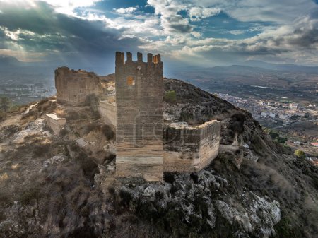 Vue aérienne de la ville de Pliego et du château médiéval dans le sud de l'Espagne, murs en ruines faits de terre battue d'origine arabe