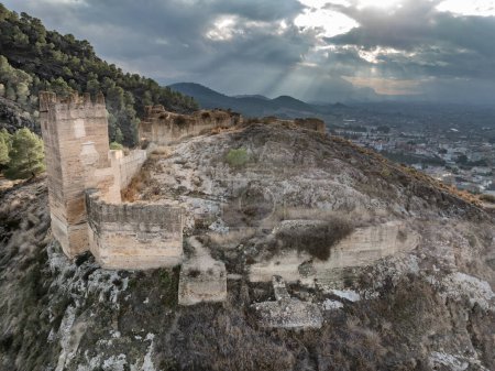 Luftaufnahme der Stadt Pliego und der mittelalterlichen Burg in Südspanien, zerstörte Mauern aus gerammter Erde arabischen Ursprungs
