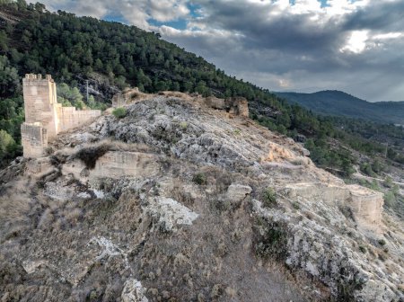 Vista aérea de la ciudad de Pliego y castillo medieval en el sur de España, paredes arruinadas hechas de tierra apisonada con origen árabe