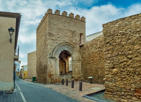 Panorama-Straßenansicht des San Gines Tores in Lorca, dem einzigen erhaltenen mittelalterlichen Eingang durch die Stadtmauer mit Zinnen oben und Torbogen