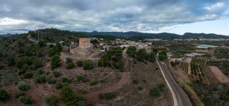 Luftaufnahme der mittelalterlichen Burgruine Torres Torres mit quadratischem Bergfried und halbrunden Türmen in der Nähe von Valencia
